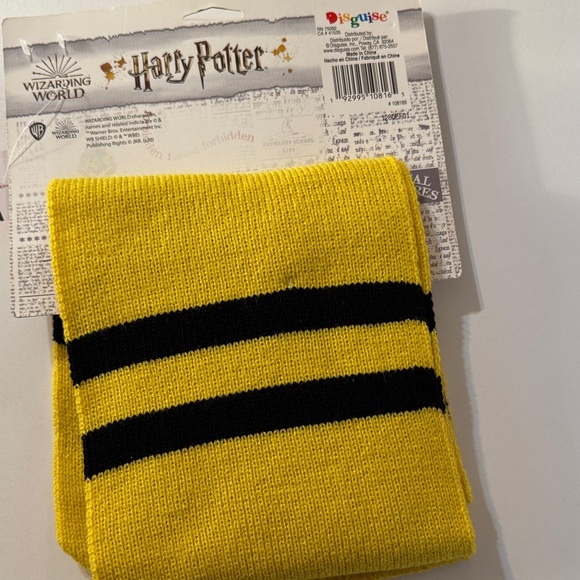 Warner Bros. Hufflepuff Yellow and Black Scarf - Picture 4 of 4
